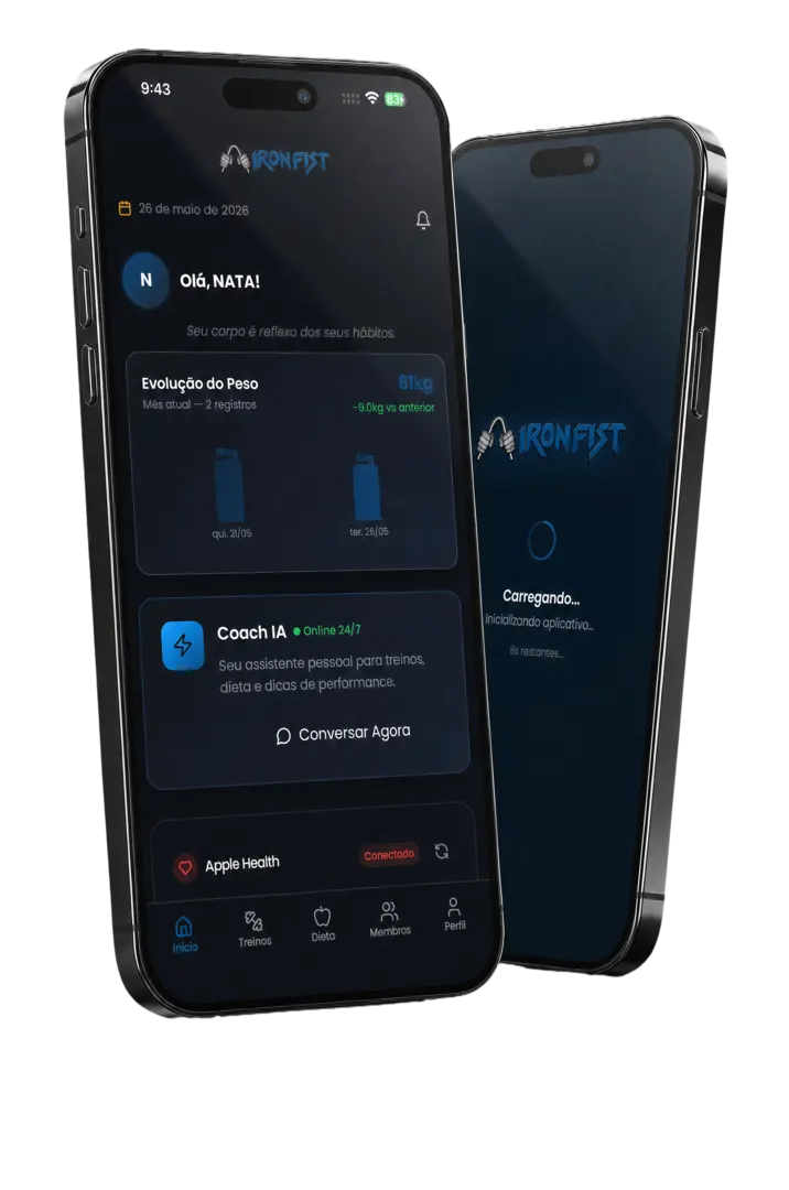 Telas de app de treino com tema grafite e azul: início com Coach IA e tela de abertura